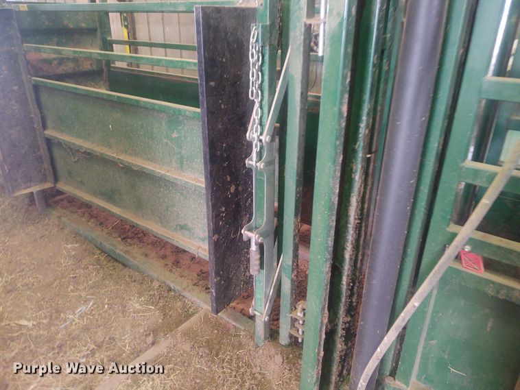 image for item FY9825 Arrow Cow Power 1050  squeeze chute