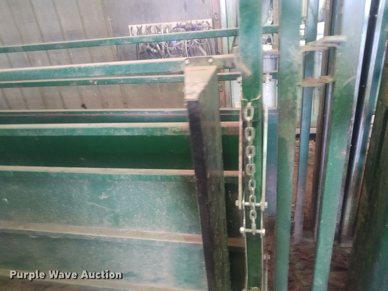 image for item FY9825 Arrow Cow Power 1050  squeeze chute