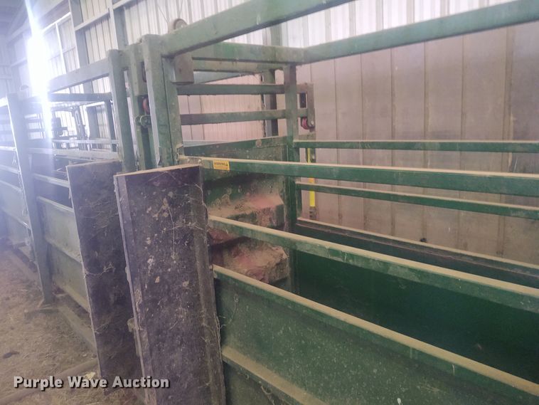 image for item FY9825 Arrow Cow Power 1050  squeeze chute