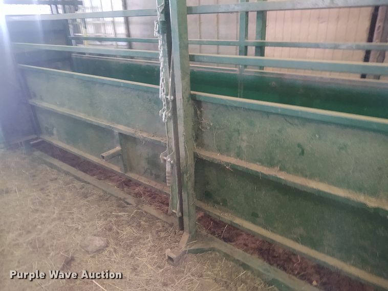 image for item FY9825 Arrow Cow Power 1050  squeeze chute