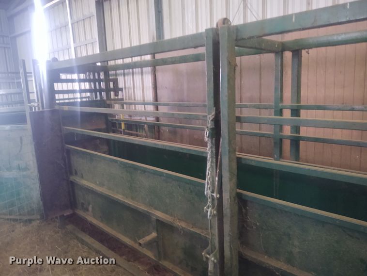 image for item FY9825 Arrow Cow Power 1050  squeeze chute