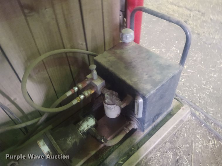 image for item FY9825 Arrow Cow Power 1050  squeeze chute