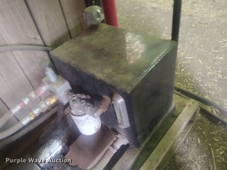 image for item FY9825 Arrow Cow Power 1050  squeeze chute