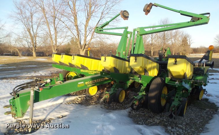 image for item HF9789 2001 John Deere 1760  planter