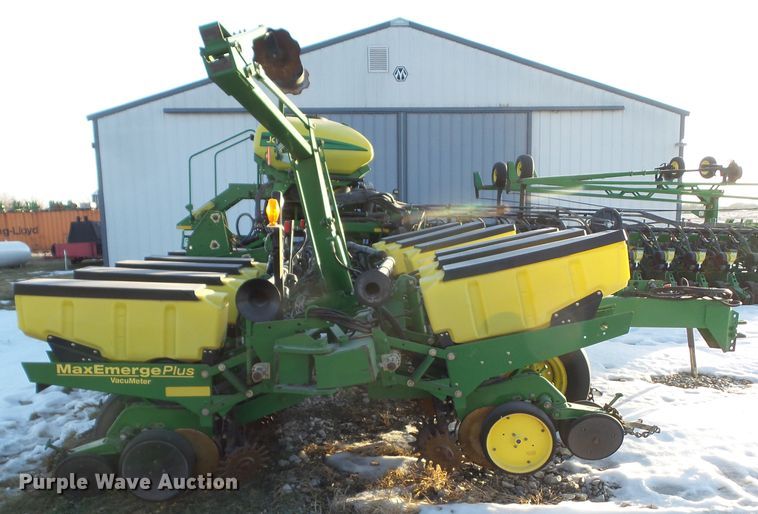 image for item HF9789 2001 John Deere 1760  planter