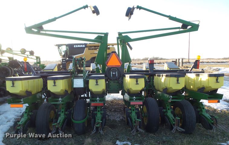 image for item HF9789 2001 John Deere 1760  planter
