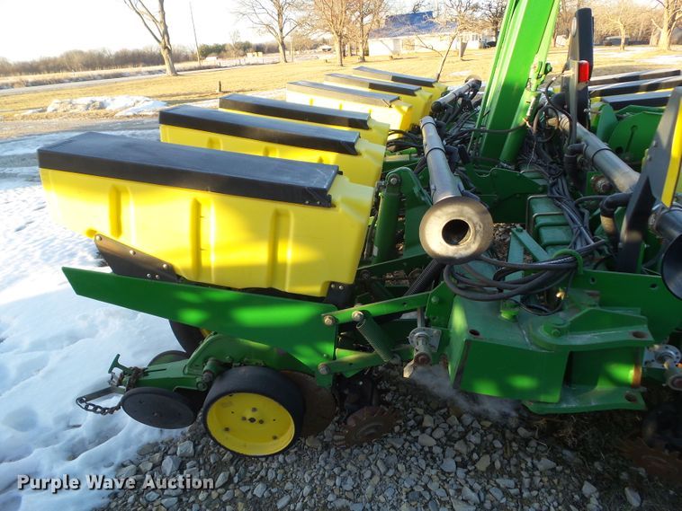 image for item HF9789 2001 John Deere 1760  planter