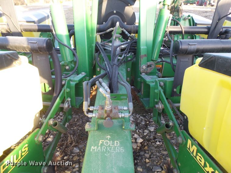image for item HF9789 2001 John Deere 1760  planter