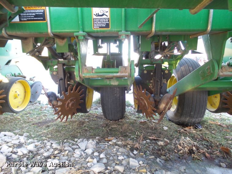 image for item HF9789 2001 John Deere 1760  planter