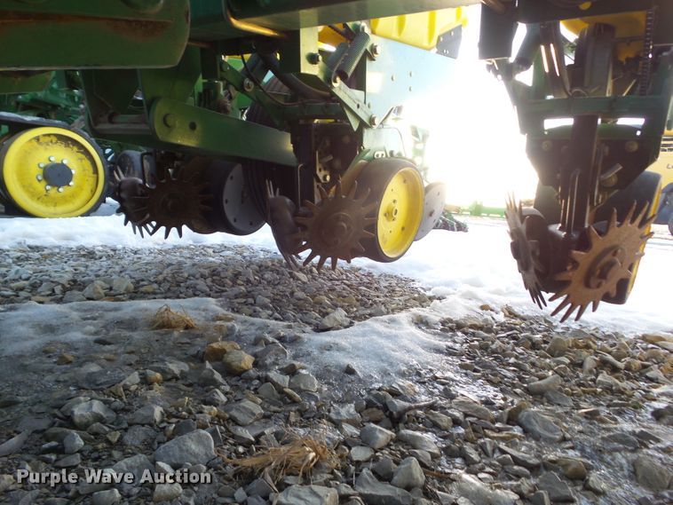 image for item HF9789 2001 John Deere 1760  planter