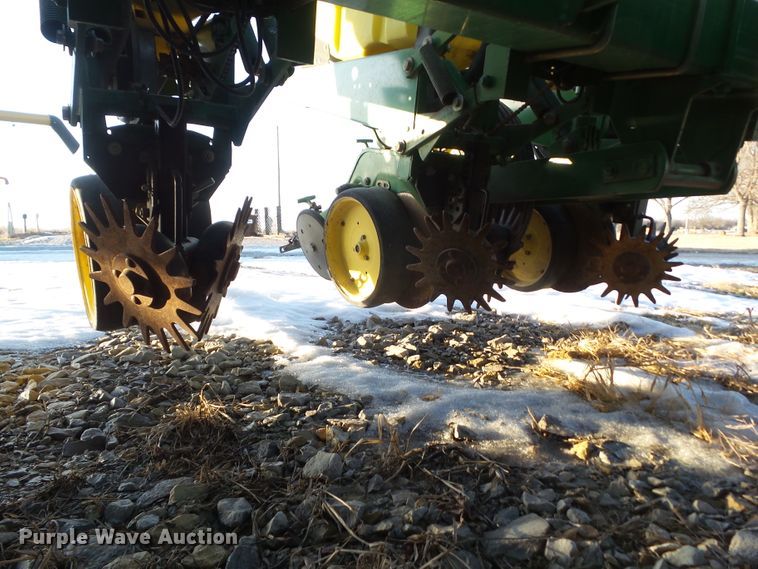 image for item HF9789 2001 John Deere 1760  planter