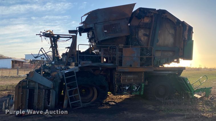 image for item HI9014 2019 John Deere CP690 cotton picker