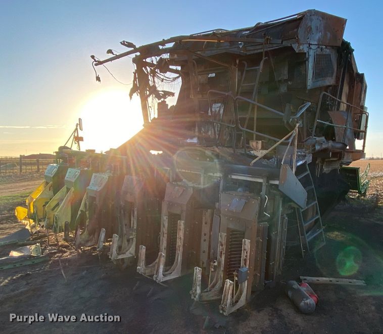 image for item HI9014 2019 John Deere CP690 cotton picker