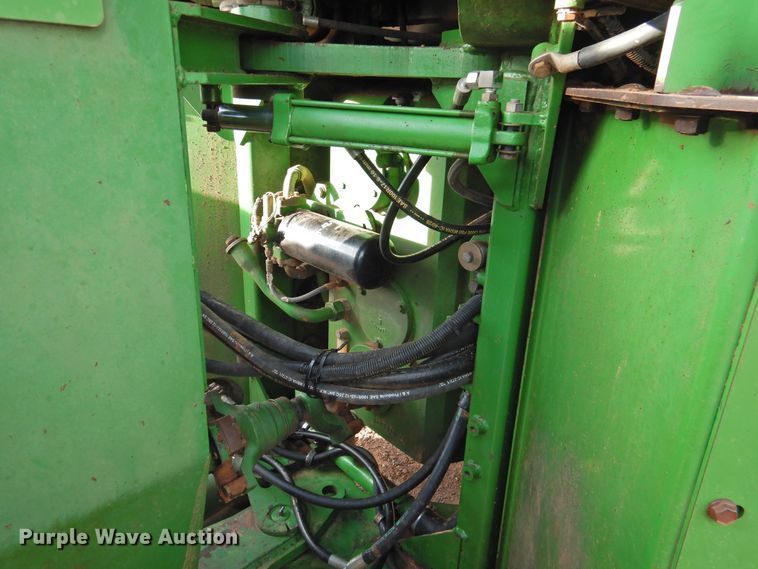 image for item HN9073 1990 John Deere 8760  4WD tractor