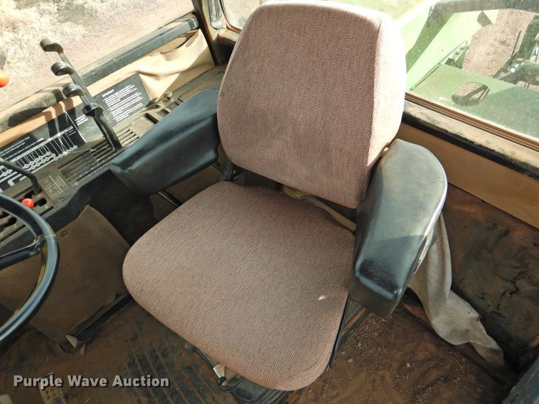 image for item HN9073 1990 John Deere 8760  4WD tractor