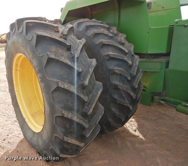image for item HN9073 1990 John Deere 8760  4WD tractor