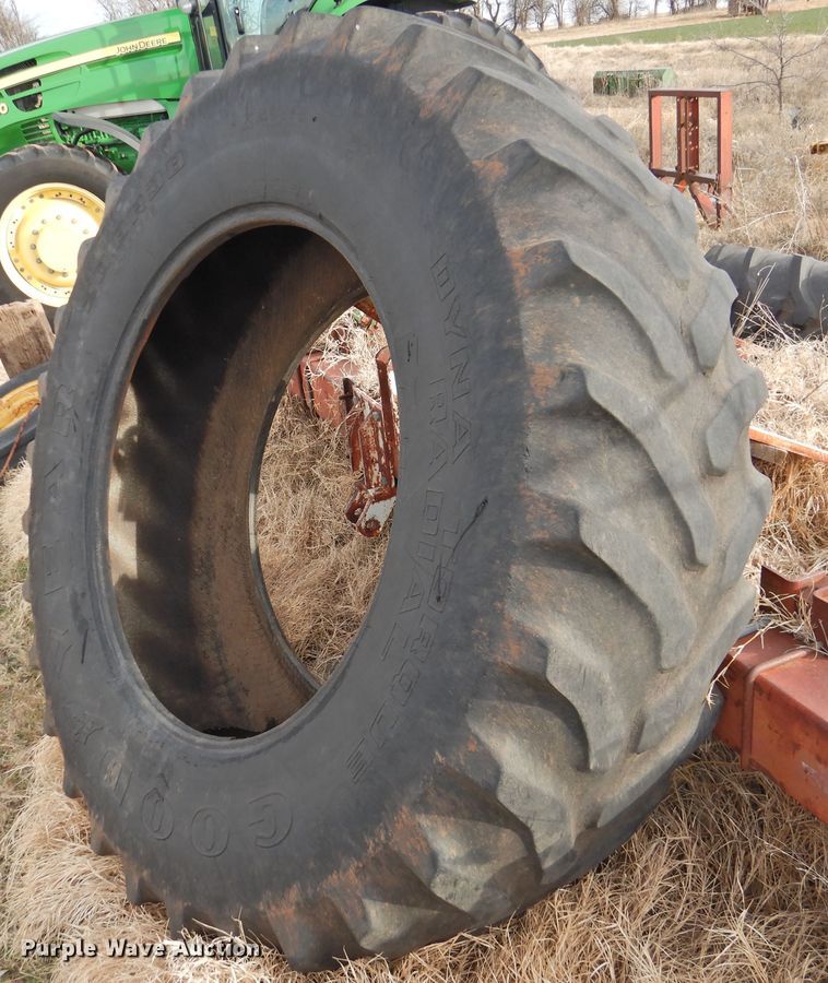 image for item HN9073 1990 John Deere 8760  4WD tractor