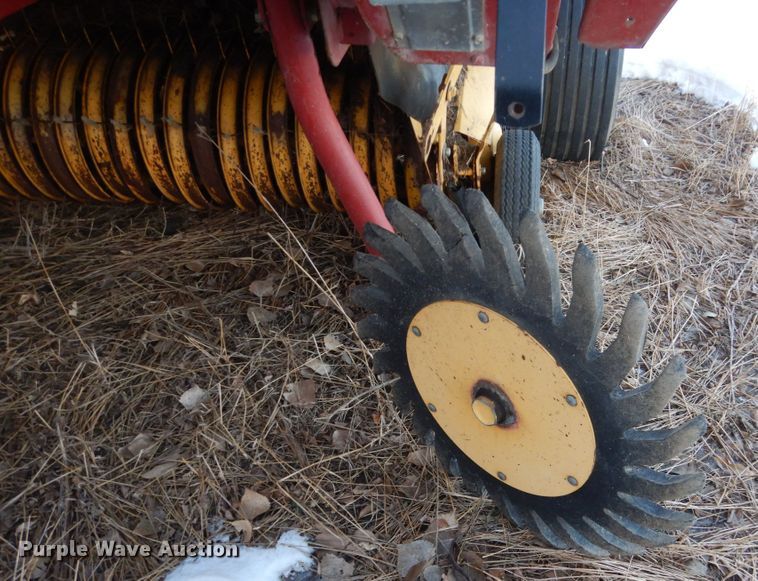 image for item HS9806 2006 New Holland BR780A  round baler