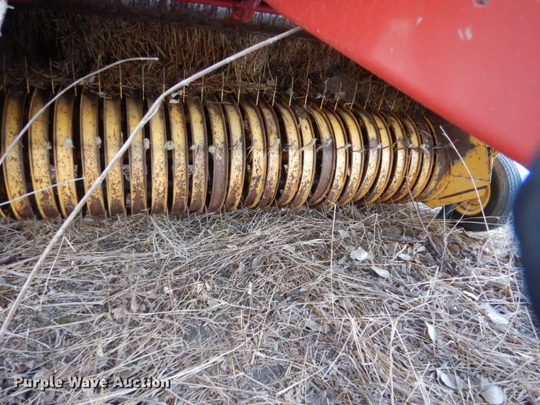image for item HS9806 2006 New Holland BR780A  round baler