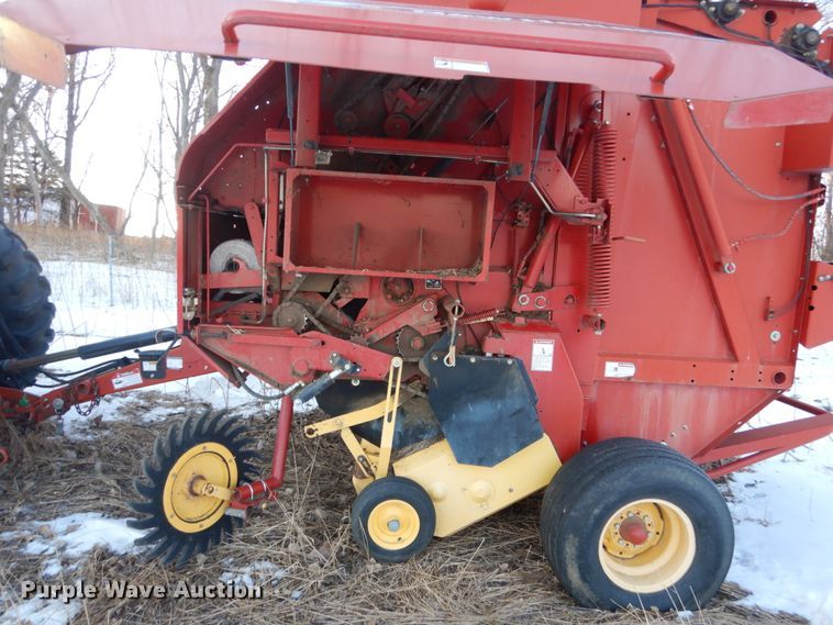 image for item HS9806 2006 New Holland BR780A  round baler