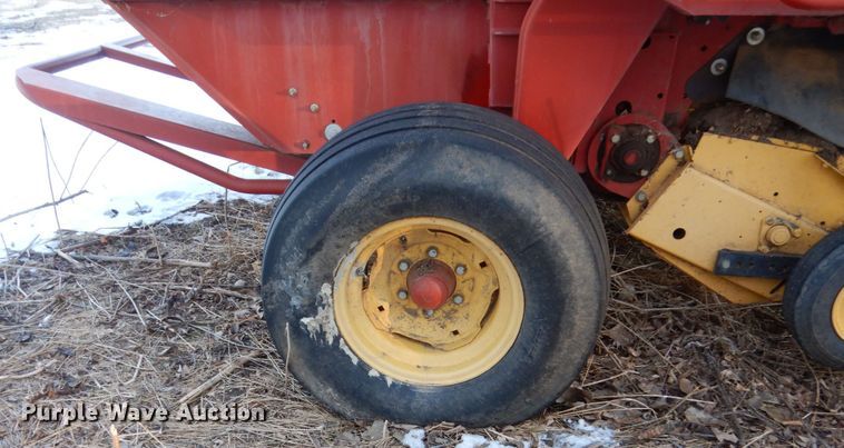 image for item HS9806 2006 New Holland BR780A  round baler