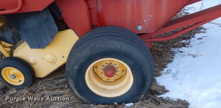 image for item HS9806 2006 New Holland BR780A  round baler