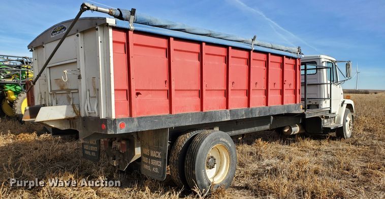 image for item HW9568 2000 Freightliner FL70  grain truck