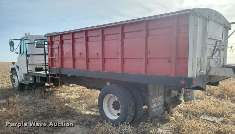image for item HW9568 2000 Freightliner FL70  grain truck