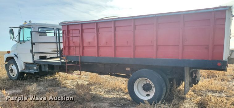 image for item HW9568 2000 Freightliner FL70  grain truck