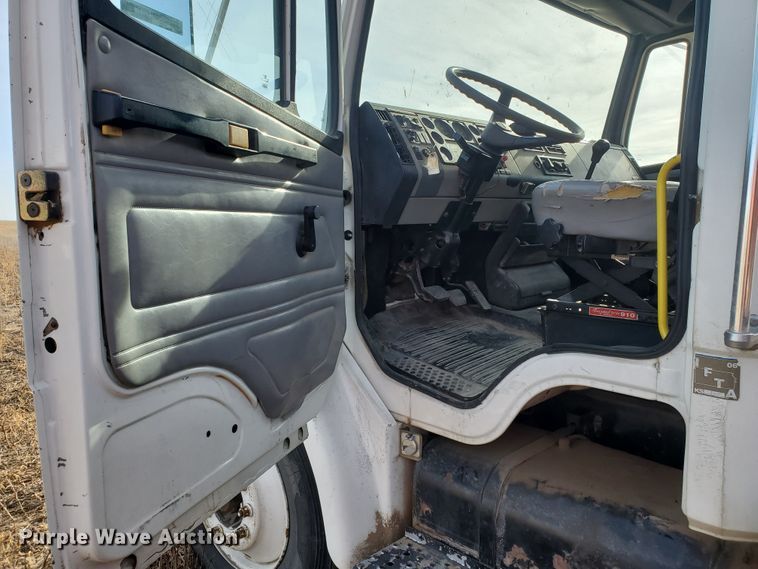 image for item HW9568 2000 Freightliner FL70  grain truck