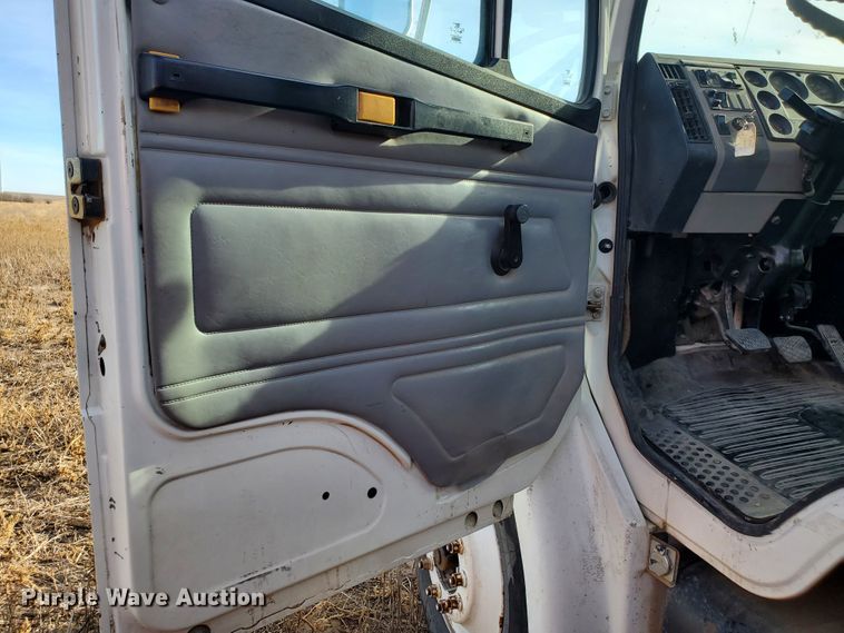 image for item HW9568 2000 Freightliner FL70  grain truck