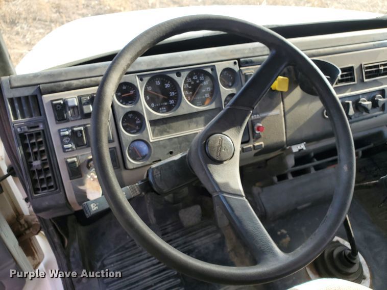 image for item HW9568 2000 Freightliner FL70  grain truck