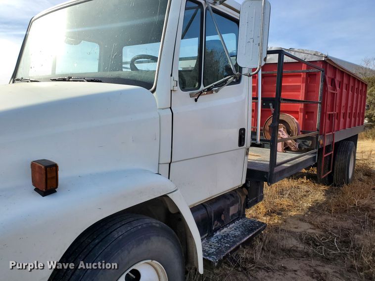 image for item HW9568 2000 Freightliner FL70  grain truck