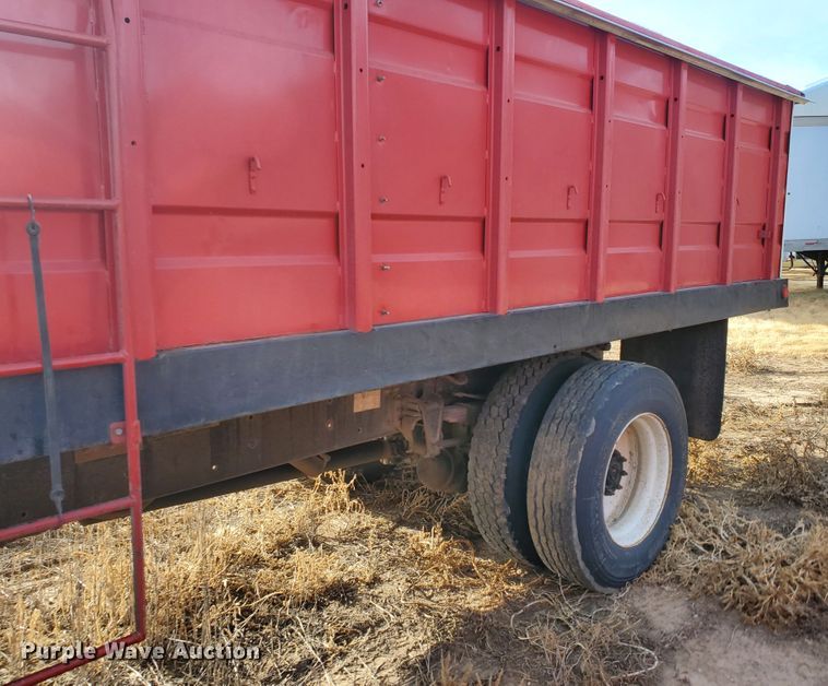 image for item HW9568 2000 Freightliner FL70  grain truck