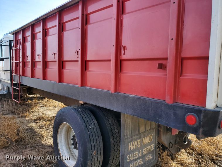 image for item HW9568 2000 Freightliner FL70  grain truck