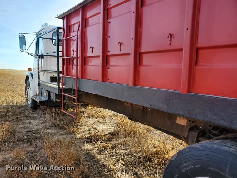 image for item HW9568 2000 Freightliner FL70  grain truck