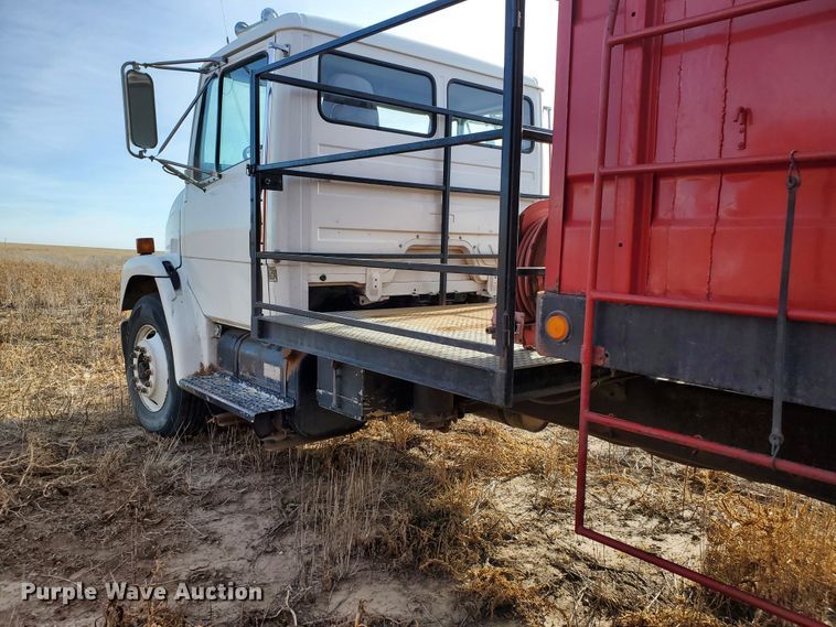 image for item HW9568 2000 Freightliner FL70  grain truck