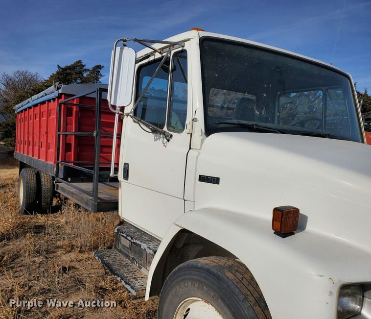 image for item HW9568 2000 Freightliner FL70  grain truck