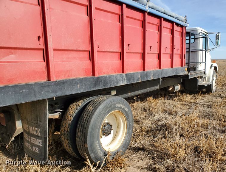 image for item HW9568 2000 Freightliner FL70  grain truck