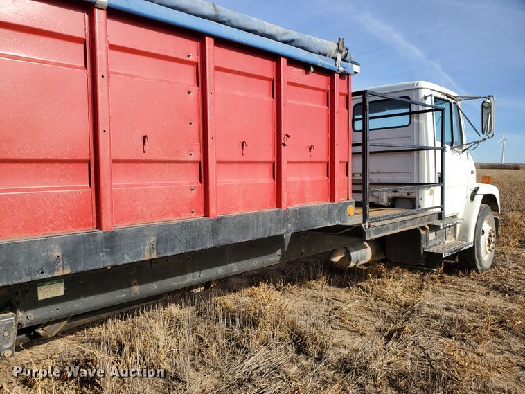 image for item HW9568 2000 Freightliner FL70  grain truck