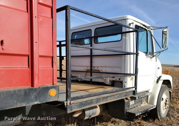 image for item HW9568 2000 Freightliner FL70  grain truck