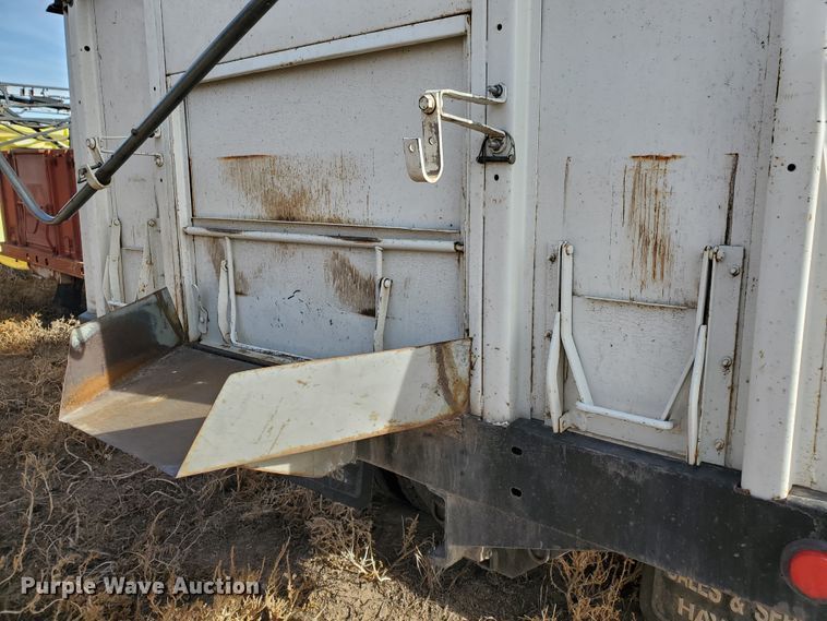 image for item HW9568 2000 Freightliner FL70  grain truck