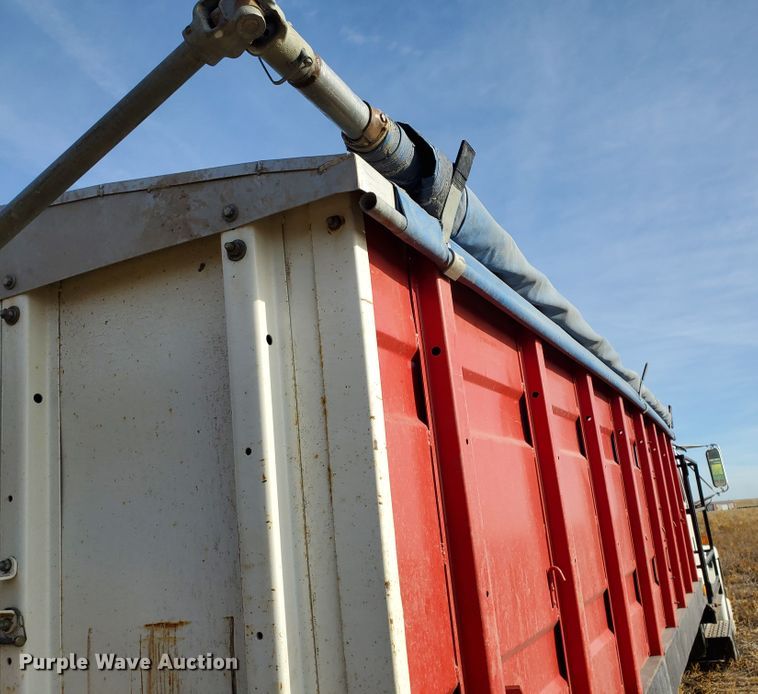 image for item HW9568 2000 Freightliner FL70  grain truck