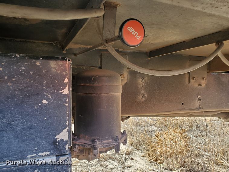 image for item HW9568 2000 Freightliner FL70  grain truck