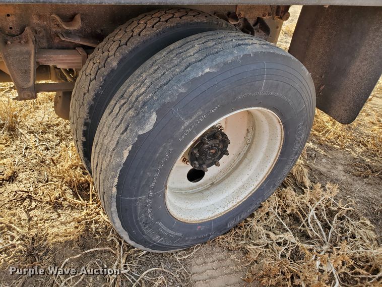 image for item HW9568 2000 Freightliner FL70  grain truck