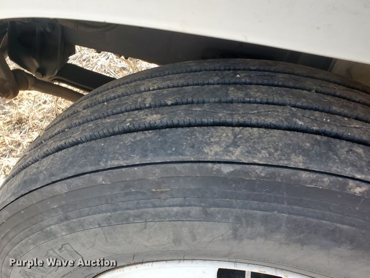 image for item HW9568 2000 Freightliner FL70  grain truck