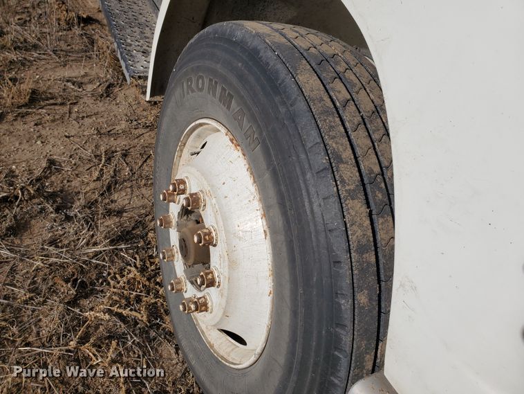 image for item HW9568 2000 Freightliner FL70  grain truck