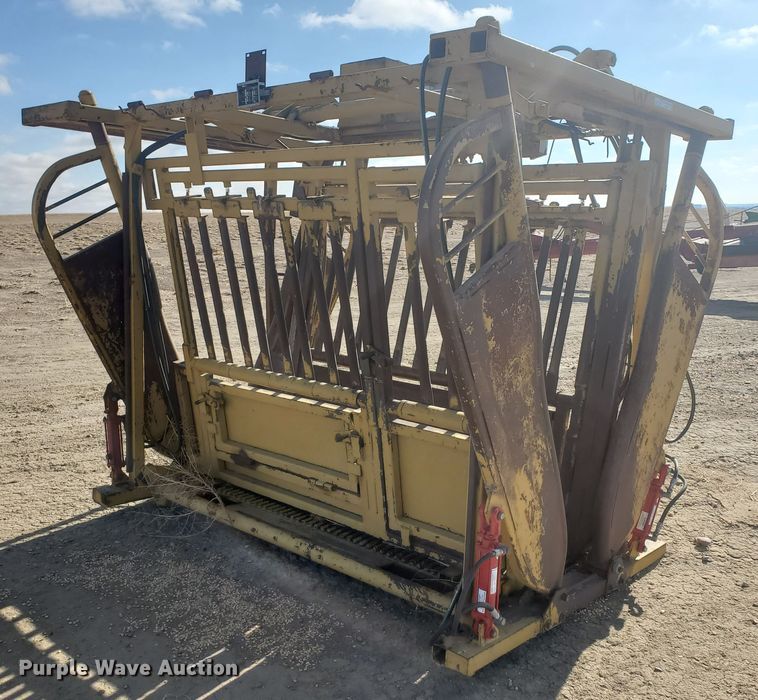 image for item HW9621 Flying W livestock squeeze chute