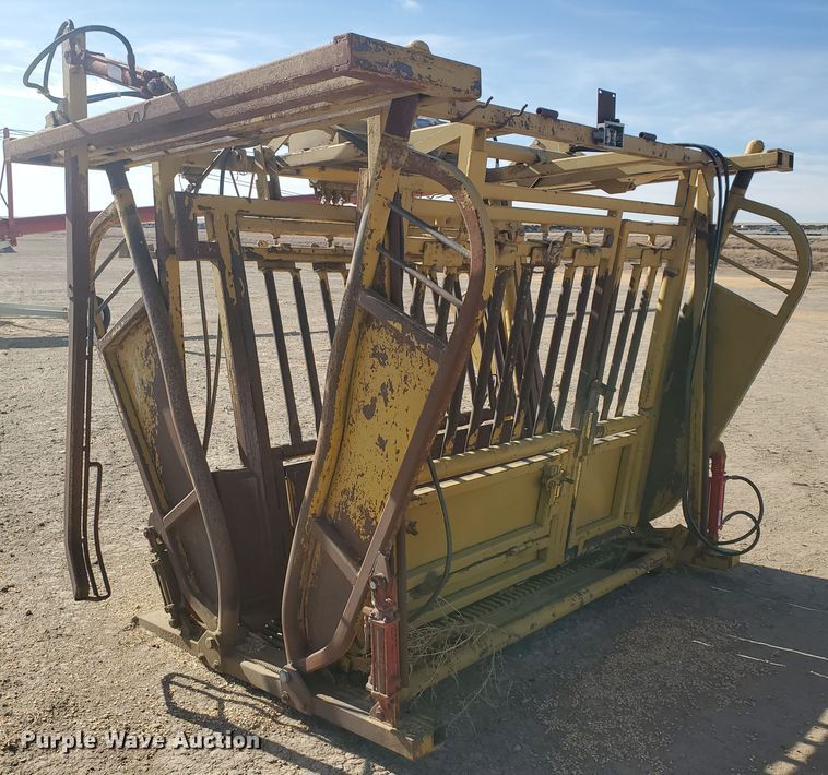 image for item HW9621 Flying W livestock squeeze chute