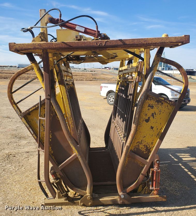 image for item HW9621 Flying W livestock squeeze chute
